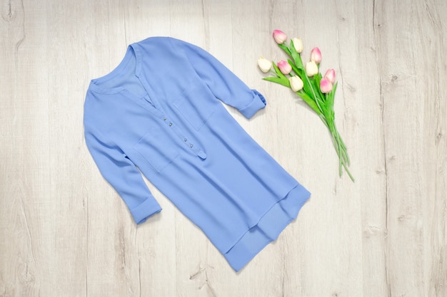 Blusa azul, ramo de tulipanes. De moda