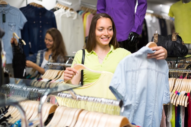 Foto blusa de compras de mujer en tienda de ropa