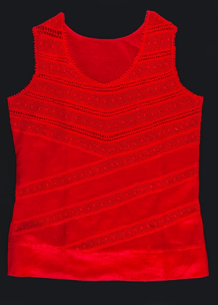 Blusa de renda renascentista vermelha sobre fundo preto Artesanato típico do Nordeste do Brasil