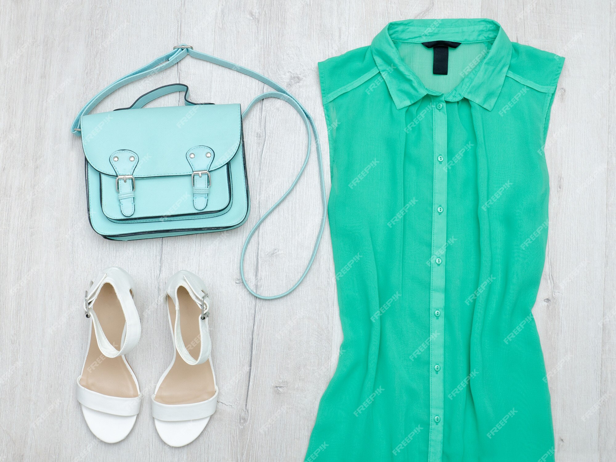ventilador Lluvioso Confesión Blusa verde, zapatos blancos y bolso de menta. concepto de moda. | Foto  Premium