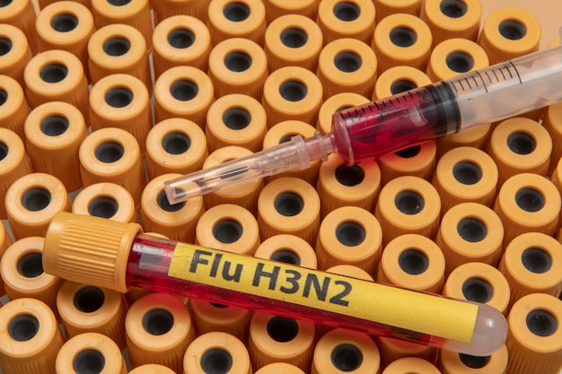 Foto blut sammelne schläuche mit der bezeichnung grippe-h3n2, die die grippeepidemie symbolisieren