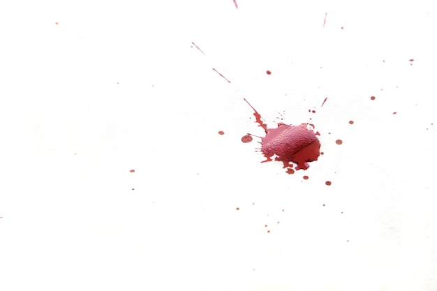 Blut spritzt auf weißen Hintergrund.