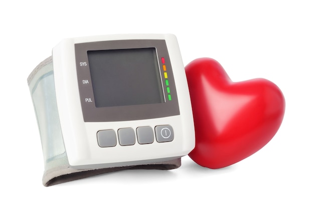 Blutdruckmessgerät und Herz auf Weiß