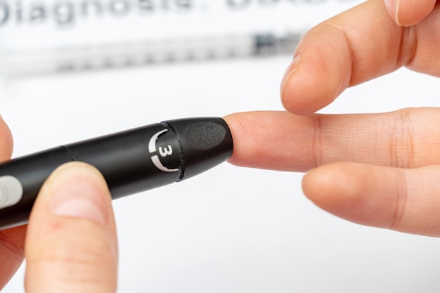 Blutentnahme für Diabetes Zuckerspiegel medizinischer Test vom Finger