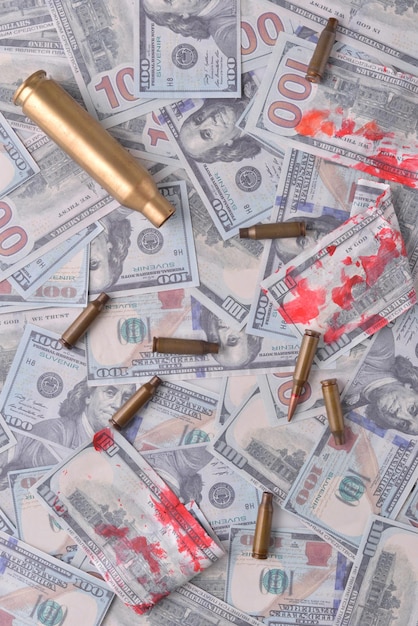 Blutgeld des Krieges Patronen mit Blut in Dollarnoten