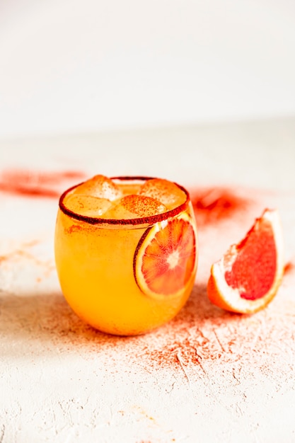Blutorangen-Margarita-Cocktail in einem altmodischen Glas mit geräuchertem Paprika am Rand, rosa Grapefruit.