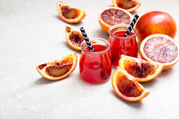 Blutorangensaft. roter Orangensaft mit Orangenscheibe