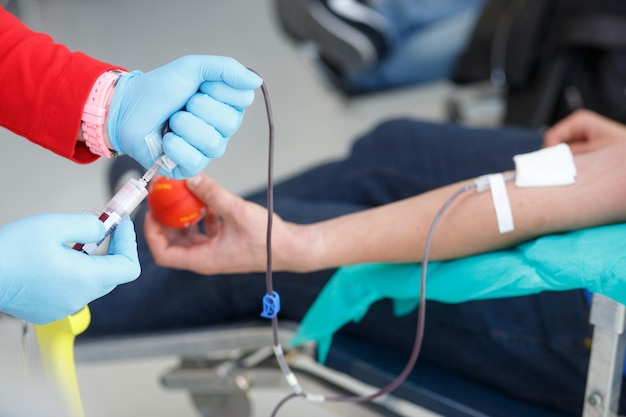 Blutspender beim Spenden Weltblutspendetag Transfusionsblutspende
