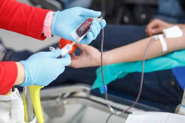 Blutspender beim Spenden Weltblutspendetag Transfusionsblutspende