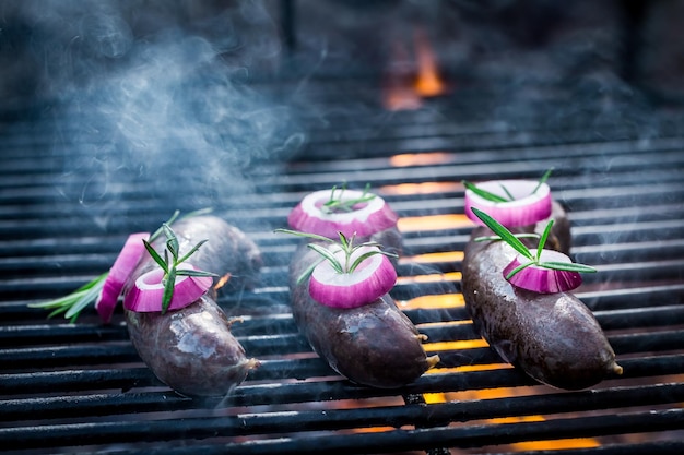 Blutwurst mit Rosmarin und Zwiebeln auf dem Grill