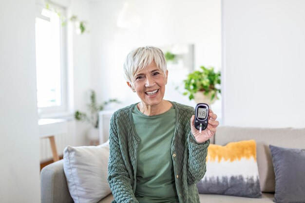 Blutzuckermessung zu hause. Blutzuckerspiegel zu Hause überprüfen. Diabetiker, der den Blutzuckerspiegel überprüft. Frau, die zu Hause den Blutzuckerspiegel mit Glucometer und Teststreifen überprüft