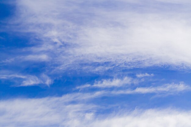 Blye céu com nuvens brancas macias