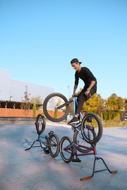 Foto bmx bikers lifestyle, treinamento em skatepark. esporte radical de bicicleta, ciclismo perigoso, passeios de rua, adolescentes de bicicleta no parque