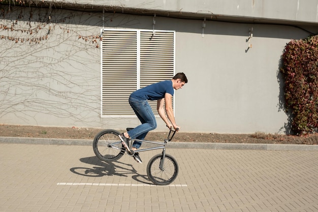 BMX-Fahrer im Teenageralter führt Tricks im Park durch