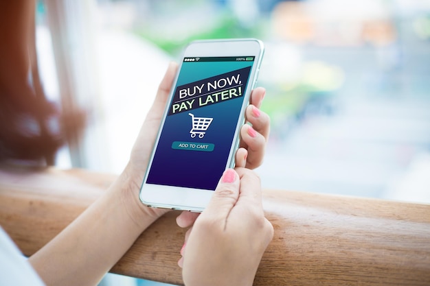 BNPL Compre agora pague depois conceito de compras onlineMãos segurando o celular