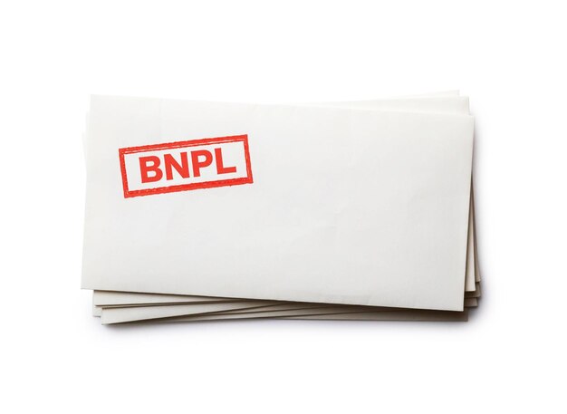 BNPL-Stempel auf Papierumschlägen