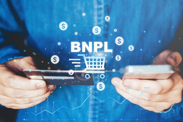 BNPLPuy Now Pay Later ícone de compras on-line Empresário de banco on-line usando smartphone segurando o conceito de compras on-line de cartão de crédito