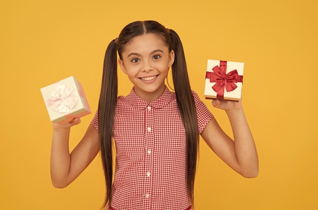 Foto boa compra, compra final, venda final, compradora adolescente alegre, menina adolescente com caixas de presente