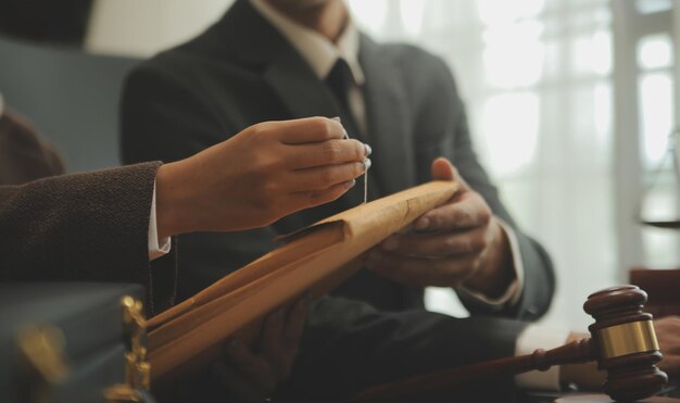 Foto boa cooperação no atendimento ao cliente consulta entre um empresário e um advogado ou juiz do sexo masculino, tendo uma reunião de equipe com o cliente lei e conceito de serviços jurídicos