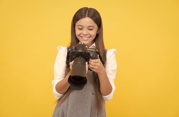 Boa escola de fotografia de hobby ou futuro fotógrafo de carreira iniciante com câmera moderna