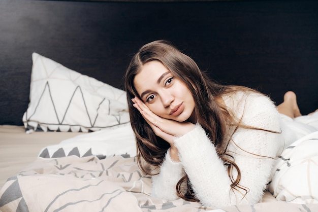 Boa garota dormindo deita na cama tarde da noite quer dormir