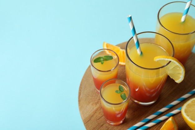 Board mit Tequila Sunrise Cocktail auf Blau