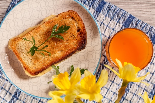 Boas e deliciosas comidas e bebidas no café da manhã Torradas com manteiga e queijo no prato