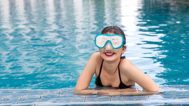 Boas férias na piscina de água com óculos de mergulho