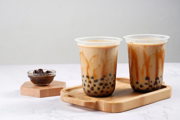 Boba-Milchtee oder Taiwan-Milchtee mit Blase auf weißem Hintergrund