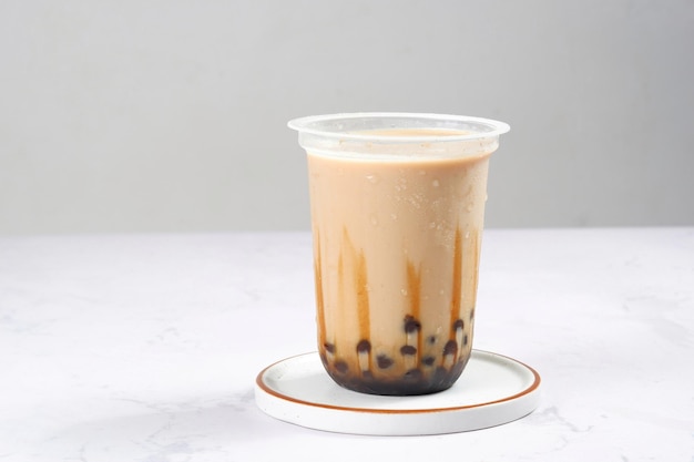 Boba-Milchtee oder Taiwan-Milchtee mit Blase auf weißem Hintergrund