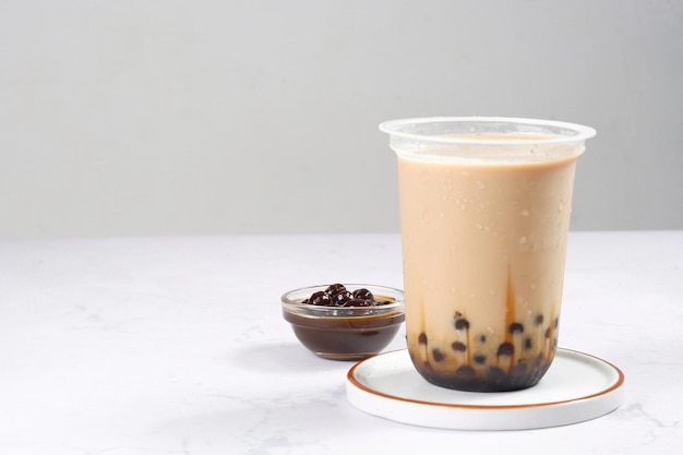 Boba-Milchtee oder Taiwan-Milchtee mit Blase auf weißem Hintergrund