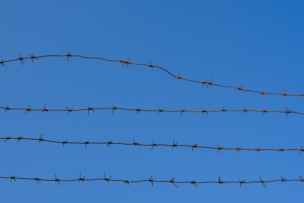 Bobinas de alambre de afeitar en una valla de seguridad Instalación de alta seguridad o área restringida Prisión