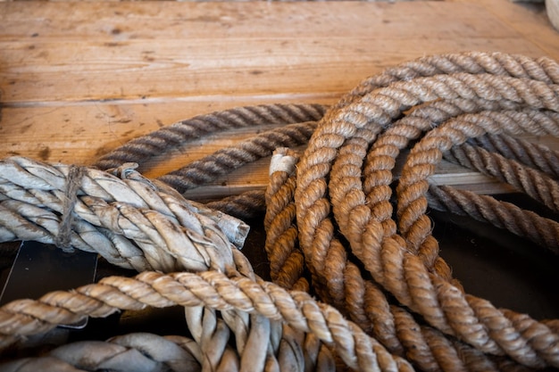 Bobinas de corda grossa para uma corda artesanal de barco
