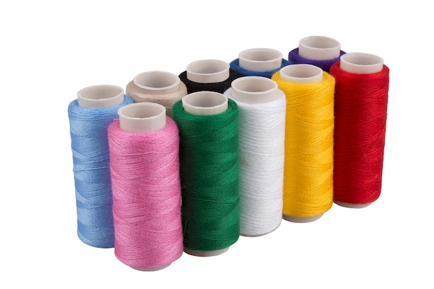 Bobinas con hilos de diferentes colores cerca aislado sobre fondo blanco.
