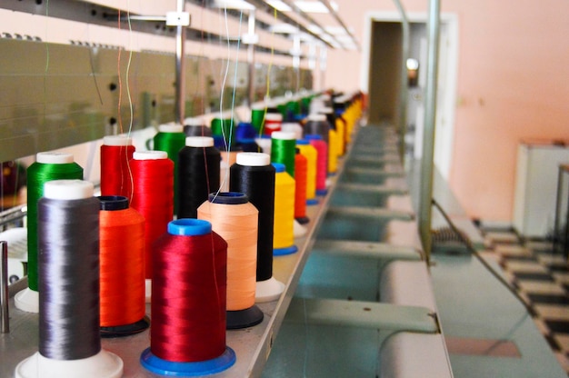 Bobinas multicoloridas na fábrica