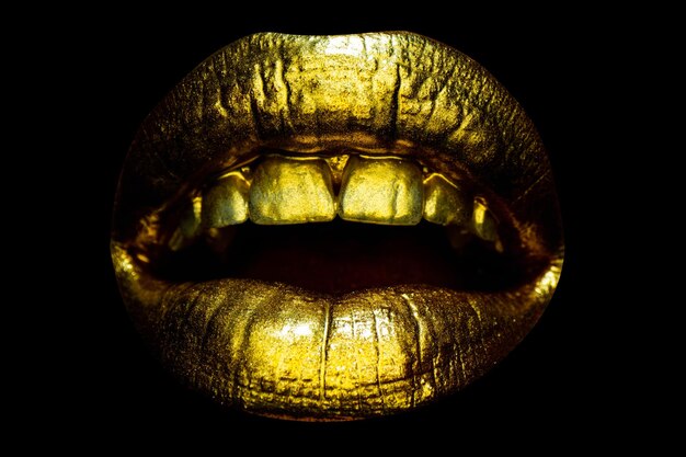 Boca abierta de cerca Mujer sensual labios dorados Labio de oro natural de mujer Boca de niña de cerca con lápiz labial dorado