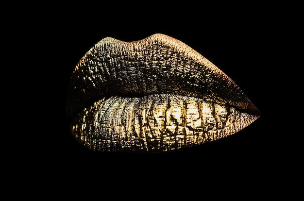 Boca de arte de glamour de lujo labios dorados aislados sobre fondo negro trazado de recorte labios dorados