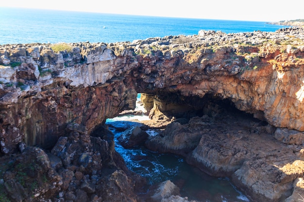 Boca do Inferno Hells Mouth é uma formação rochosa única na borda do oceano em Cascais, Portugal