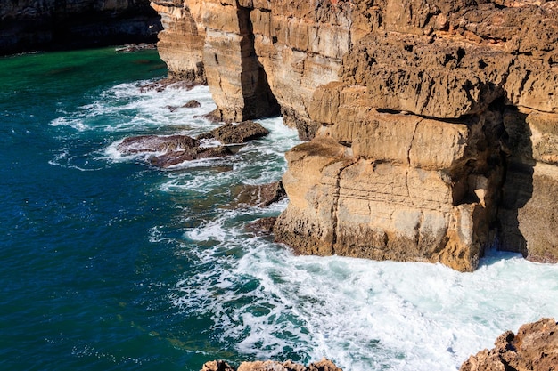 Boca do Inferno Hells Mouth es una formación rocosa única en el borde del océano en Cascais, Portugal