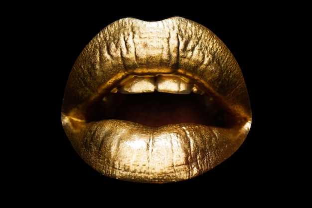 Boca dorada femenina aislada Mujer sensual labios dorados Lápiz labial brillo dorado