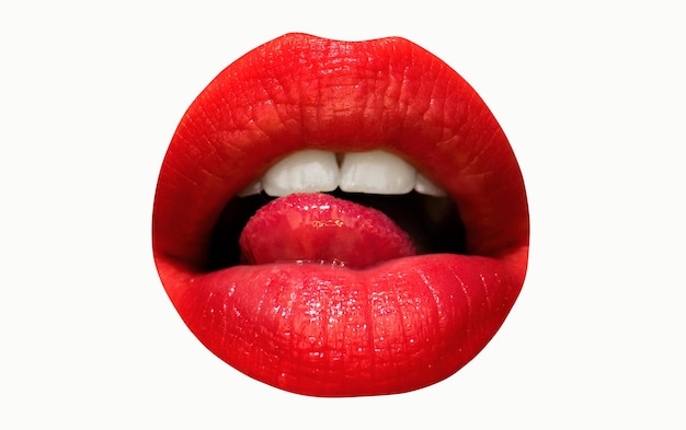 Boca femenina y dientes blancos aislados con labios rojos y lengua lamiendo labios abiertos m femenino