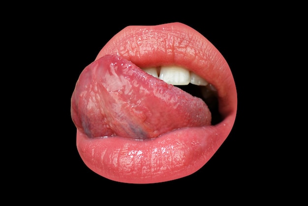Boca feminina de lábio natural perfeito com a língua para fora, lábios carnudos e sexy, detalhes macro do rosto