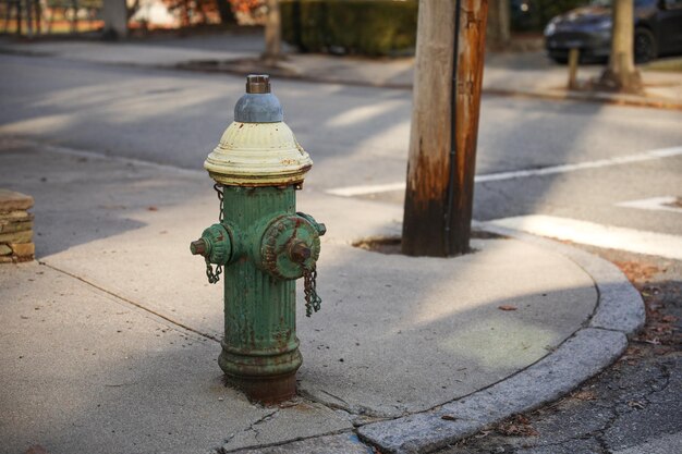 Foto una boca de incendios está en la esquina de una calle.