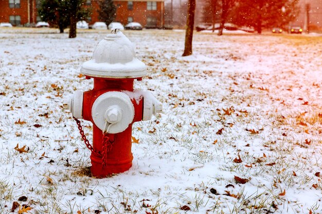 Boca de incendios en invierno en la calle cubierta de nieve