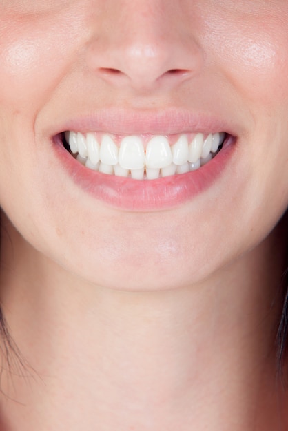 Boca de mujer sonriente con grandes dientes