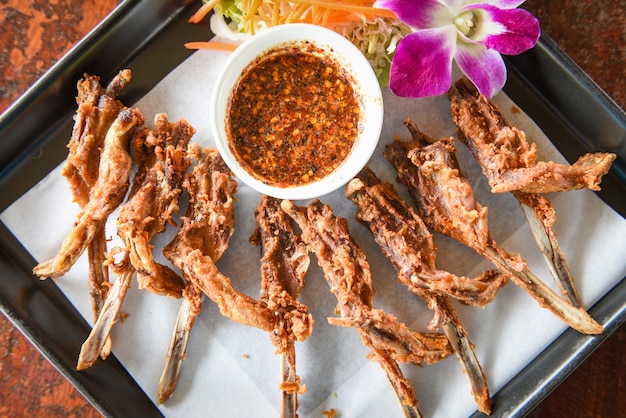 Boca de pato frito, comida de cabeza de pato cocida cocina tradicional tailandesa y china