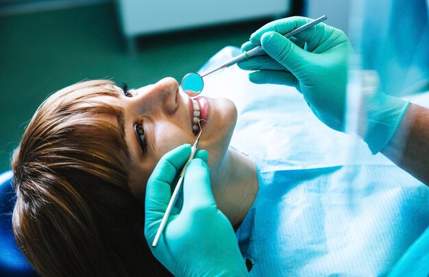 Boca sorridente de jovem em tratamento em clínica odontológica - conceito de saúde bucal