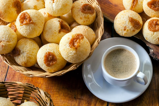 Bocadillo brasileño, pan de queso tradicional de Minas Gerais - pao de queijo