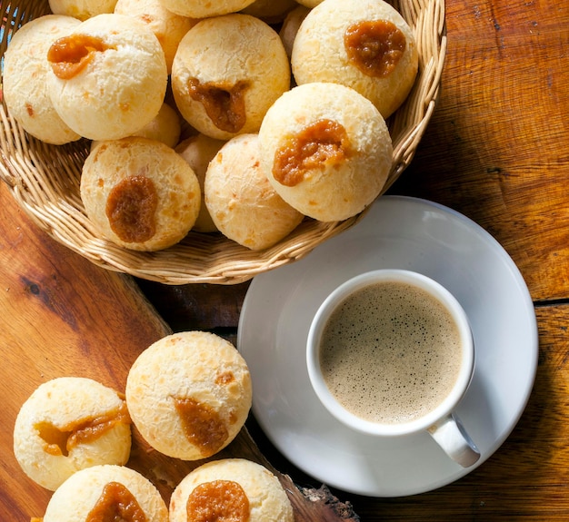 Bocadillo brasileño, pan de queso tradicional de Minas Gerais - pao de queijo