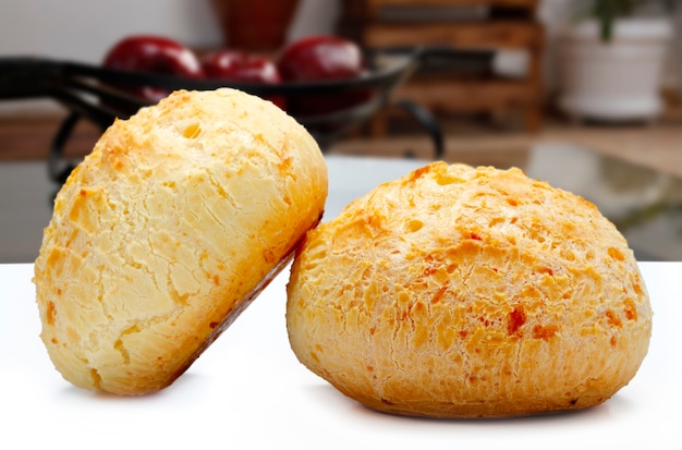 Foto bocadillo brasileño, pan de queso tradicional de minas gerais - pao de queijo